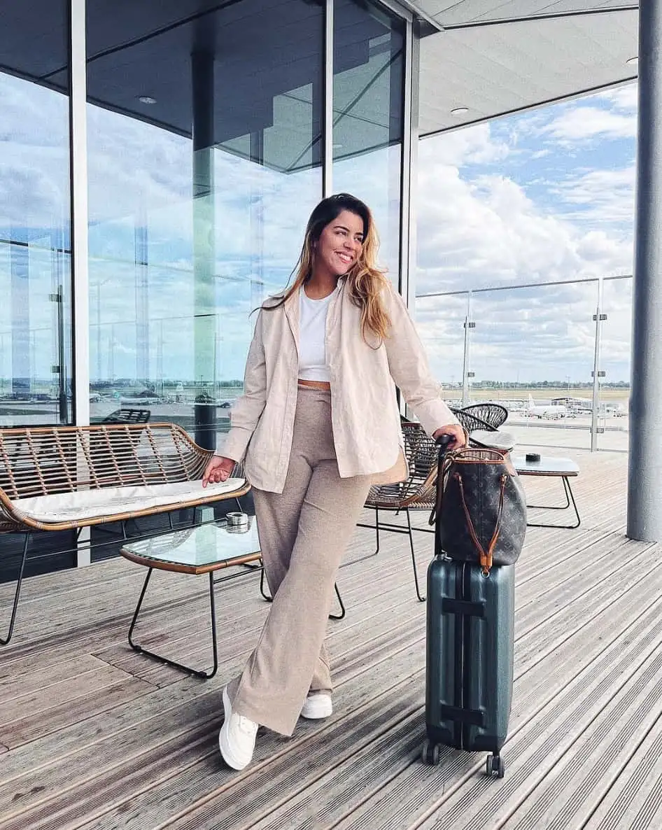 What to Wear to the Airport [Style Tips & Outfit Ideas]