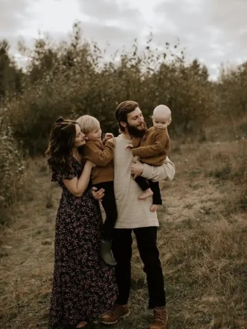 Outdoor Fall Family Photo Outfits 001