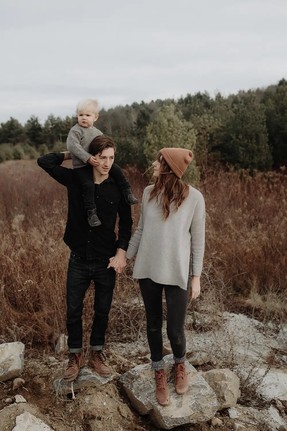10 Stunning Outdoor Fall Family Photo Outfits to Make Your Photoshoots Unforgettable