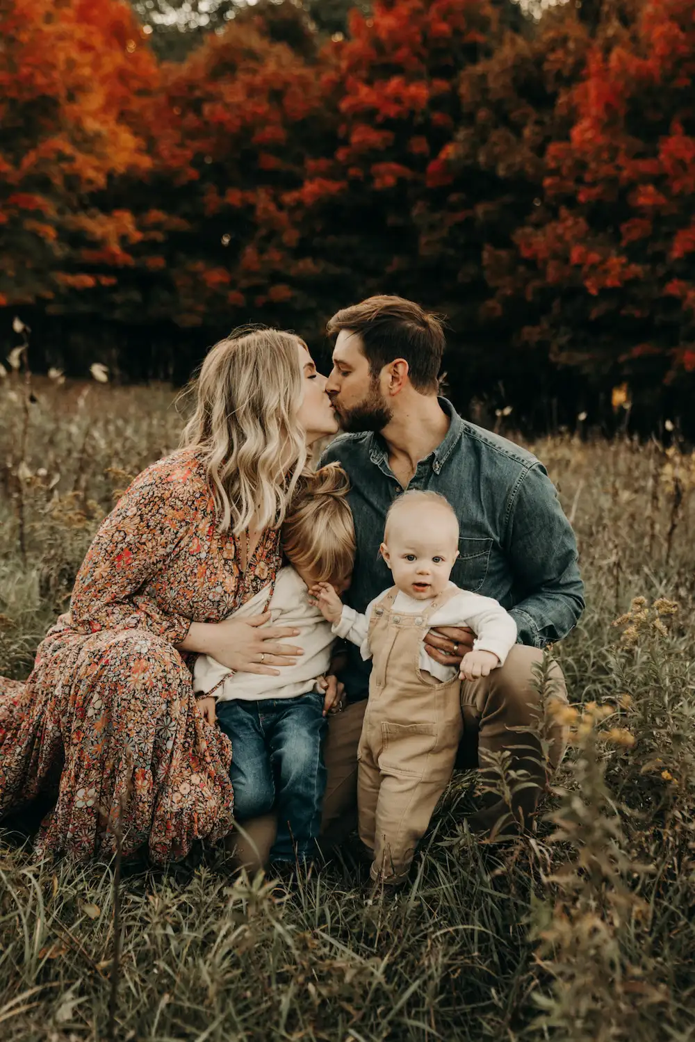 10 Stunning Outdoor Fall Family Photo Outfits to Make Your Photoshoots Unforgettable