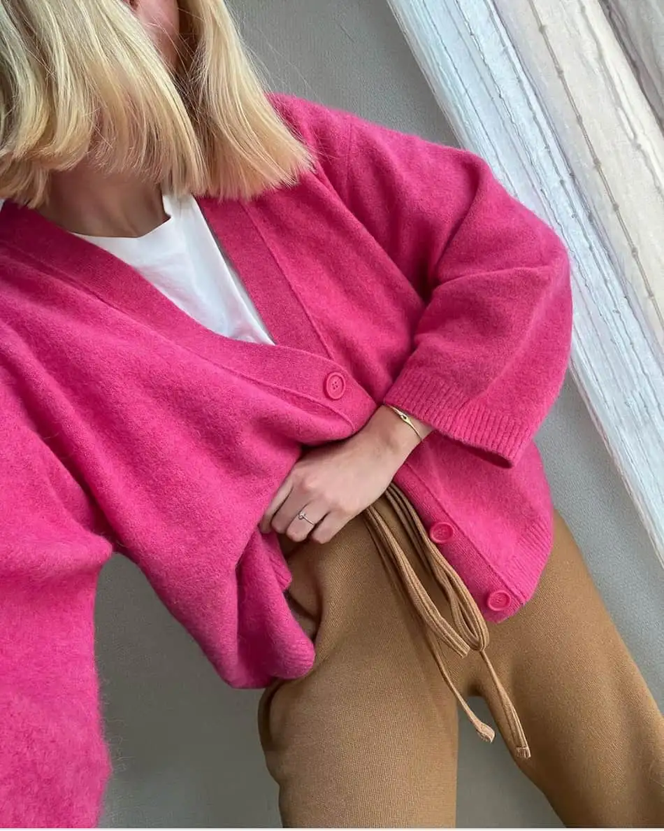 Pink Sweater Outfit: Stylish Ideas for the Fashion-Conscious