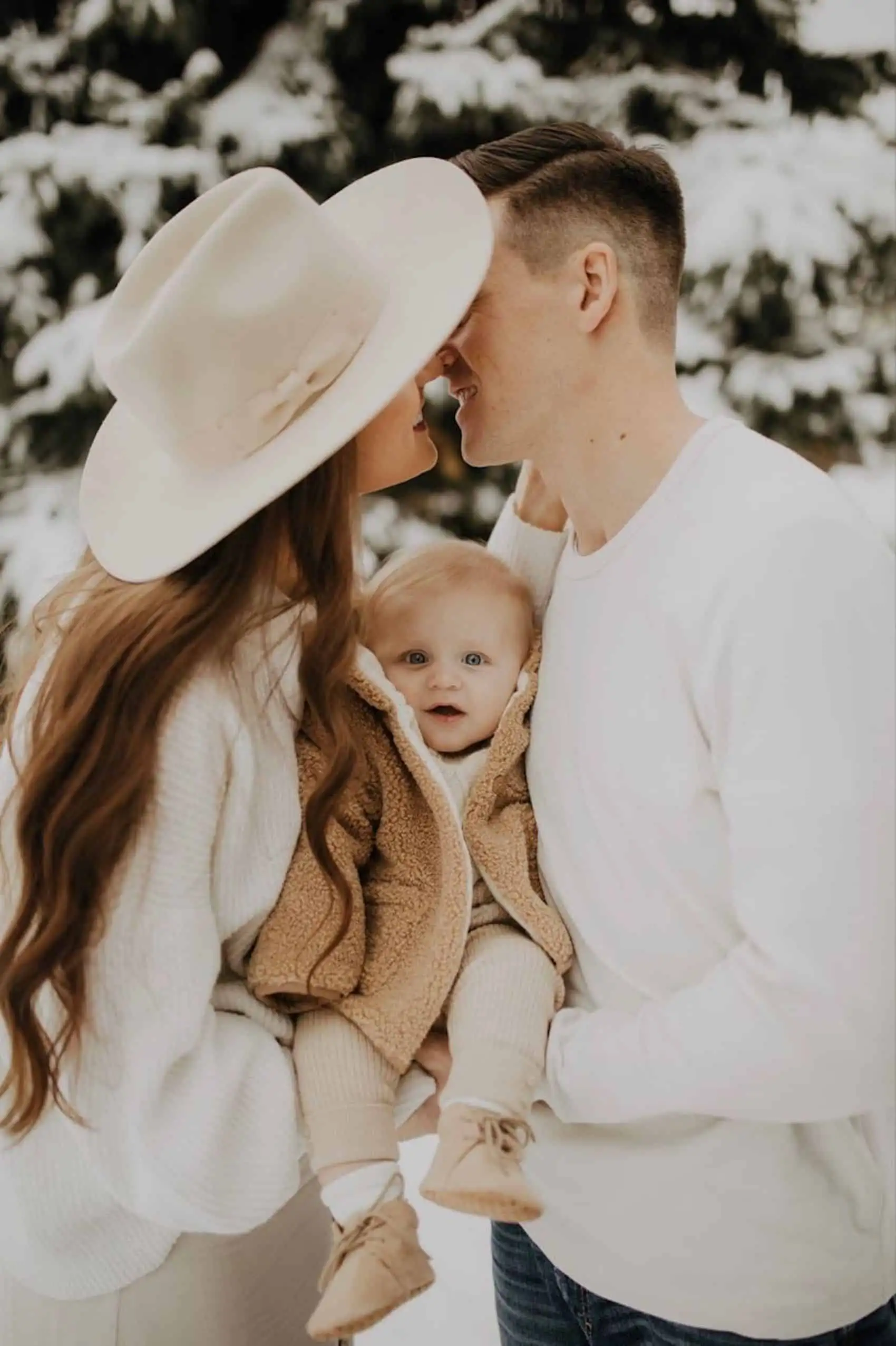 20 Winter Family Photoshoot Outfits That Will Keep You Cozy and Stylish